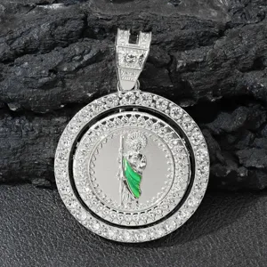 Dettaglio del pendente religioso rotante di San Giuda Taddeo con smalto verde brillante.