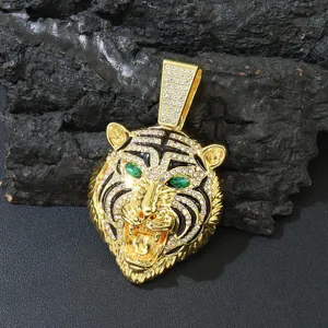 Nahaufnahme von Hip-Hop-Tigerkopf-Anhänger mit grünen Augen und Strasssteinen