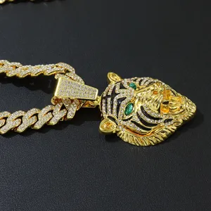 Makro-Detail von Iced-Out Tigerkopf-Anhänger mit grünen Augen und glänzender Panzerkette