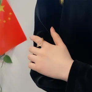 Detail van een geometrische 18k vergulde ring met een prachtig ovaal glazen element