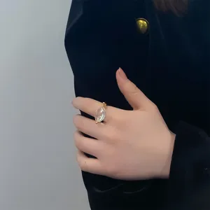 Detailopname van verstelbare geometrische 18k vergulde ring met ovaal helder glas