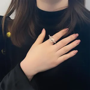 Detailweergave van een minimalistische ring van helder glas aan een elegante vinger