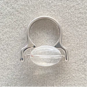 Close-up detail van een unieke ring in Koreaans design met draaibare glazen kraal