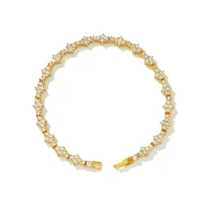 Detailansicht eines wunderschönen goldenen Tennisarmband mit floralen Kreuz-Strassgliedern