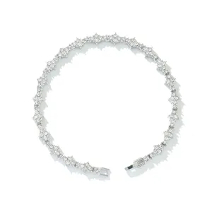 Elegantes silbernes Tennisarmband mit blumenförmigen Kreuzgliedern und Kristallen.