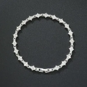 Detailansicht des silbernen Blumen-Kreuz-Tennisarmbands mit Strasssteinen
