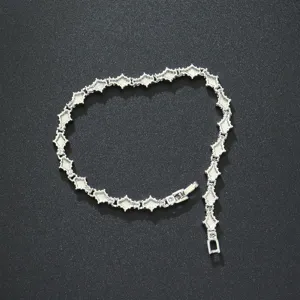 Makrodetail der silbernen blumenförmigen Glieder an einem funkelnden Tennisarmband
