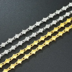 Detailaufnahme von eisgekühlten blumenförmigen Tennisarmbändern in Silber und Gold