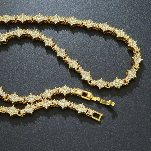Detailansicht der goldenen blumenförmigen Glieder, besetzt mit glänzenden Kristallen.