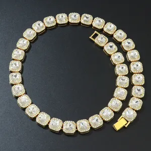 Detailansicht der 13 mm großen, quadratischen Kristallkette mit Gold-Finish für Hip-Hop
