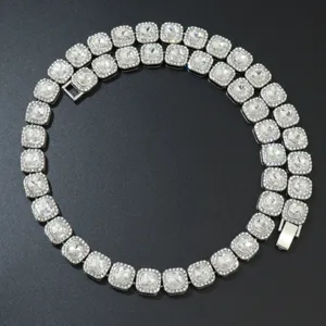 Nahaufnahme einer 13mm Hip-Hop-Halskette mit quadratischen Zirkonia-Steinen in Silberoptik
