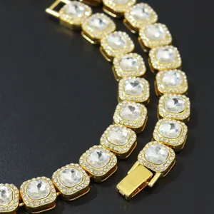 Makro-Detail einer 13mm Gold Hip-Hop-Halskette mit eckigen Kristallen im Iced-Out-Stil