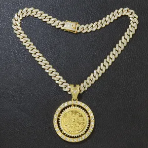 Detailansicht des Saint Michael-Anhängers mit diamantbesetzter kubanischer Kette.
