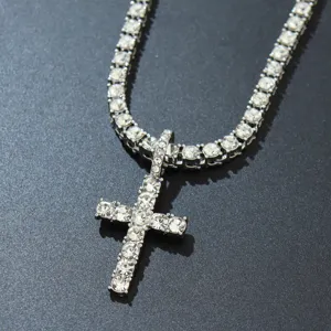 Detaillierte Nahaufnahme des silbernen Iced-Out-Kreuzanhängers und der Tenniskette.