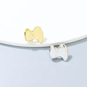 Primer plano de grillz de dientes de vampiro hip-hop en oro y plata para Halloween.