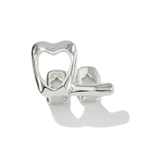 Detaillierte Ansicht von silbernem Hip-Hop-Zahnschmuck mit hohlem Herz- und Sterndesign