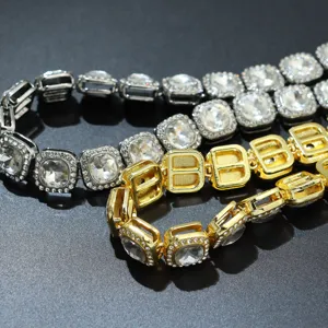 Detailansicht der 13mm Hip-Hop-Halskette mit quadratischen Kristallen in Silber und Gold