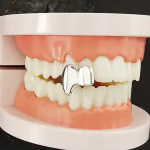Grillz de colmillos de vampiro plateados pulidos mostrados en un modelo dental