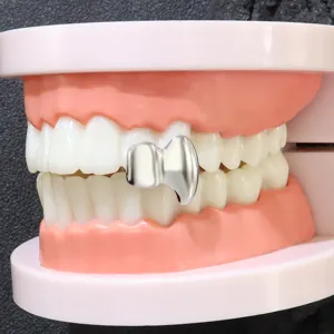 Primer plano macro de grillz dentales hip-hop plateados sobre modelo de dentadura