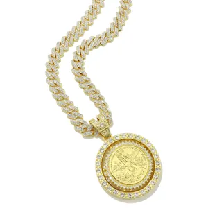 Nahaufnahme der goldenen Iced Out-Kubakette im Hip-Hop-Stil mit Erzengel-Münzanhänger.