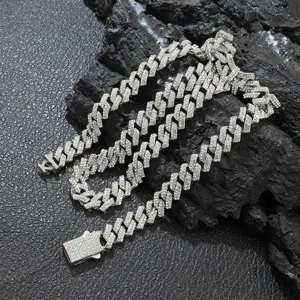 Detailansicht der 10 mm breiten, silbernen Rhombus-Cuban-Kette mit funkelnden Strasssteinen.