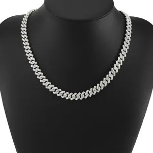 Detailansicht einer 10 mm breiten diamantbesetzten kubanischen Kette im Hip-Hop-Stil