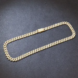 Detailansicht einer 10mm vergoldeten Cuban Link Kette mit Diamanten im Hip-Hop-Stil