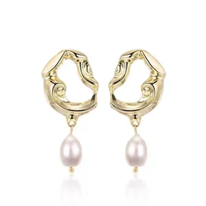 Orecchini vintage in oro stile lava fusa con eleganti ciondoli a goccia di perla.