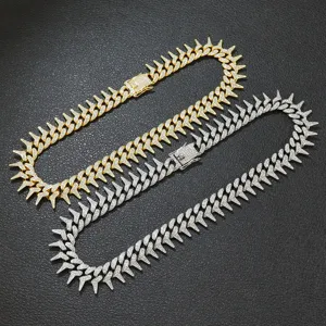 Detail einer Hip-Hop Cuban Link Kette mit Spikes und funkelnden Strasssteinen besetzt.