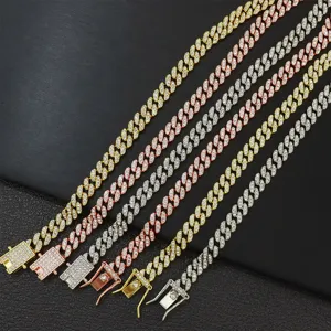 Nahaufnahme von eisgekühlten Panzerketten in Gold-, Silber- und Roségold-Finish.