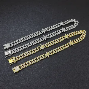 Detailaufnahme von eisgekühlten kubanischen Ketten mit Sternanhängern in Gold und Silber
