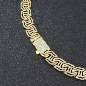 Detailansicht der breiten H-Glied-Kubakette mit vereisten Pavé-Diamanten am Verschluss