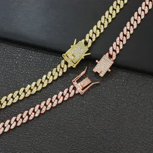 Detaillierte Makroansicht des eisgekühlten kubanischen Kettenverschlusses in Gold.