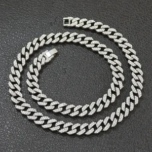 Nahaufnahme einer 9mm silbernen Iced-Out-Panzerkette mit Strass auf schwarzem Grund