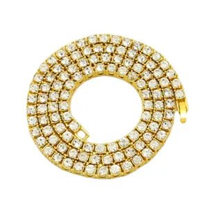 Detailansicht der goldenen einreihigen Diamant Tennis Kette mit klaren Kristallen