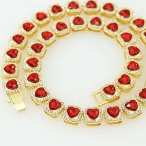 Detaillierte Nahaufnahme der Hip-Hop-Herz-Cuban-Kette mit roten Kristallen in Gold.