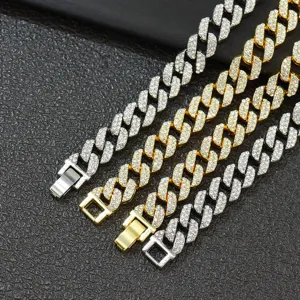 Makro-Detail von 9 mm Gold- und Silber-Panzerketten mit vollständigem Strassbesatz.