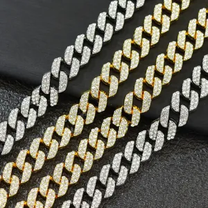 Nahaufnahme der 9mm dicken, eisgekühlten kubanischen Gliederkette in Gold und Silber