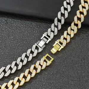Makroansicht von 9mm Iced-Out-Kubanerketten in Gold- und Silberoptik mit Kristallen.