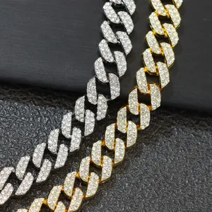 Makro-Detail von vereisten 9 mm Silber und Gold Panzerketten mit Strasssteinen.