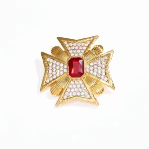 Spilla Croce di Malta in Stile Corte Vintage per Donna Rame Placcato Oro con Pietra Preziosa Artificiale Rossa Strass Gioielli