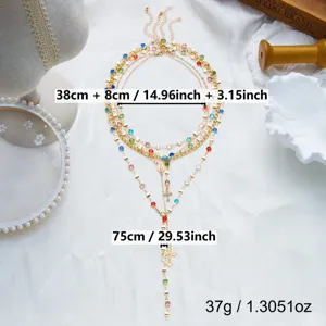 Vue détaillée d'un collier croix en Y multicouche avec des strass colorés et des dimensions