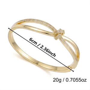 Vista detallada de la pulsera de nudo dorado con un diámetro de 6 cm y un peso de 20 g.