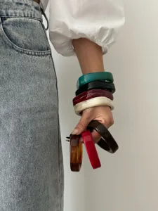 Gedetailleerd overzicht van gekleurde onregelmatige geometrische acryl armbanden