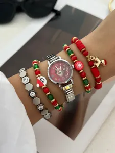 Dettaglio macro del set di orologio e gioielli natalizi indossati per regali festivi
