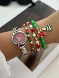 Dettaglio di un set festivo di orologio e braccialetto di Natale con ciondoli a campana