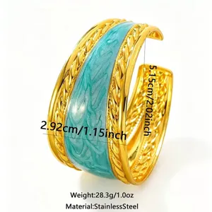 Détail du bracelet jonc en émail vintage avec texture torsadée dorée et bleu turquoise