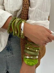 Gestapelde groene hars armbanden set met gouden accenten voor een trendy boho look.