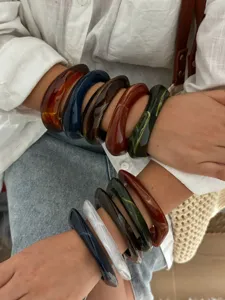 Detailansicht von vintage marmorierten Acryl-Armreifen in verschiedenen Farben
