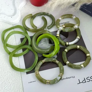 Gedetailleerde weergave van een groene hars armbandenset met retro bamboe knopen